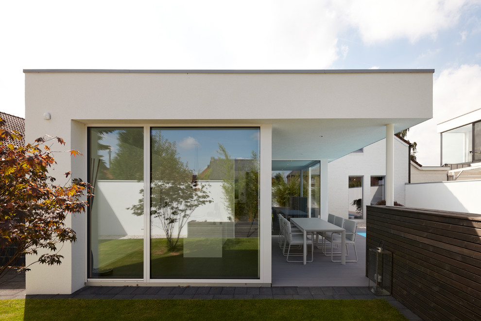 Design ideas for a contemporary house exterior in Cologne.
