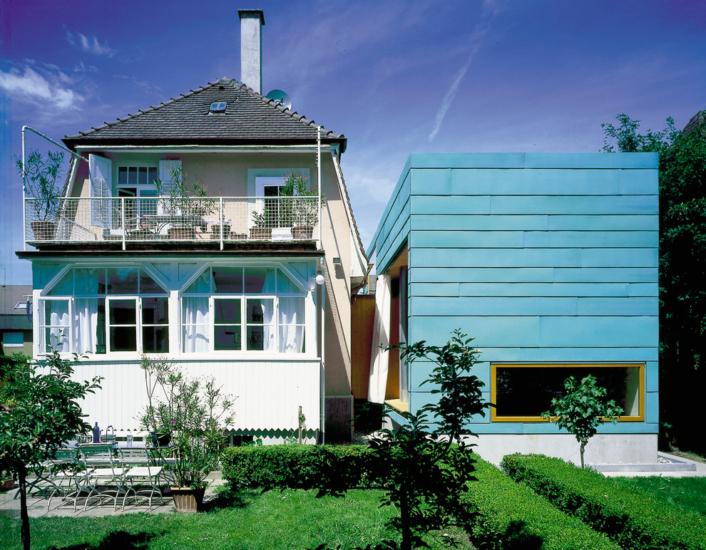Exempel på ett mellanstort modernt blått hus, med platt tak och allt i ett plan