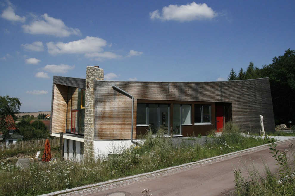 Источник вдохновения для домашнего уюта: большой, одноэтажный, деревянный, коричневый частный загородный дом в современном стиле с плоской крышей и зеленой крышей