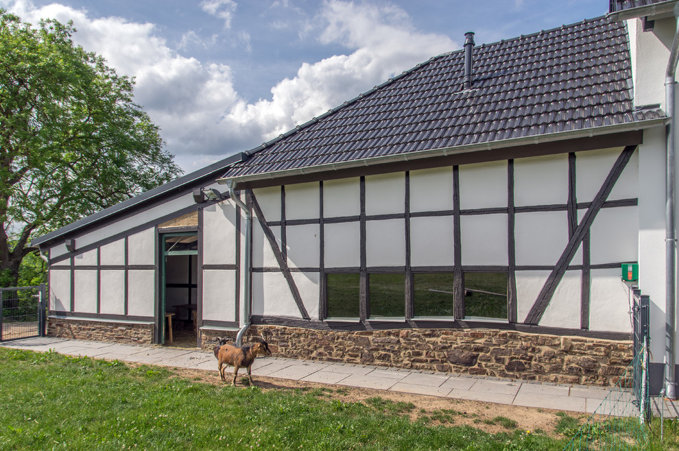 Großes, Zweistöckiges Country Einfamilienhaus mit Steinfassade, bunter Fassadenfarbe, Satteldach und Ziegeldach in Bonn