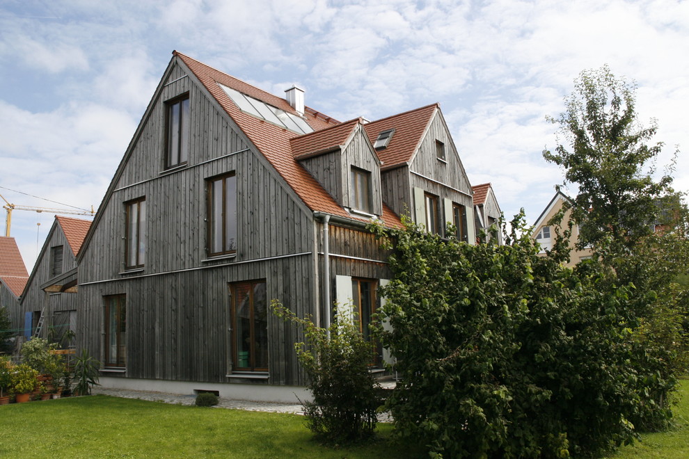 Идея дизайна: трехэтажный, деревянный, серый дом среднего размера в классическом стиле с двускатной крышей