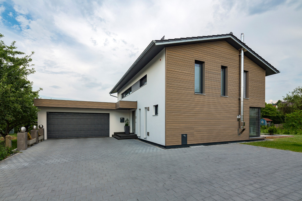 Diseño de fachada de casa gris actual grande de dos plantas con revestimiento de madera, tejado a dos aguas y tejado de teja de barro