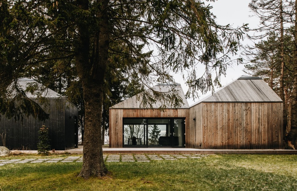 Foto på ett mellanstort minimalistiskt brunt hus