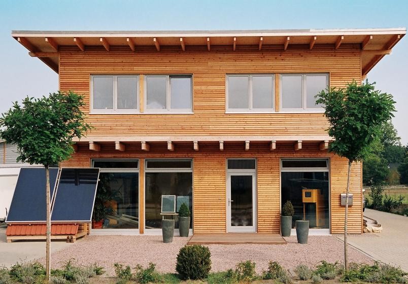 Geräumige, Zweistöckige Moderne Holzfassade Haus mit brauner Fassadenfarbe und Pultdach in Hamburg