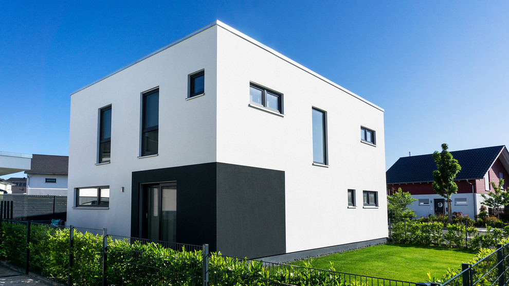 Источник вдохновения для домашнего уюта: двухэтажный, белый частный загородный дом в стиле модернизм с облицовкой из цементной штукатурки и плоской крышей