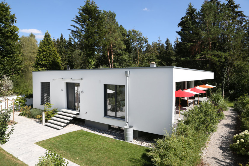 Zweistöckiges Modernes Einfamilienhaus mit weißer Fassadenfarbe und Flachdach in München