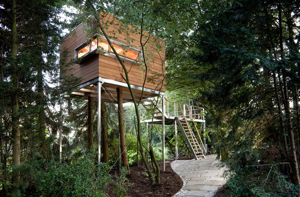 Пример оригинального дизайна: маленький, одноэтажный, деревянный, коричневый дом в современном стиле с плоской крышей для на участке и в саду