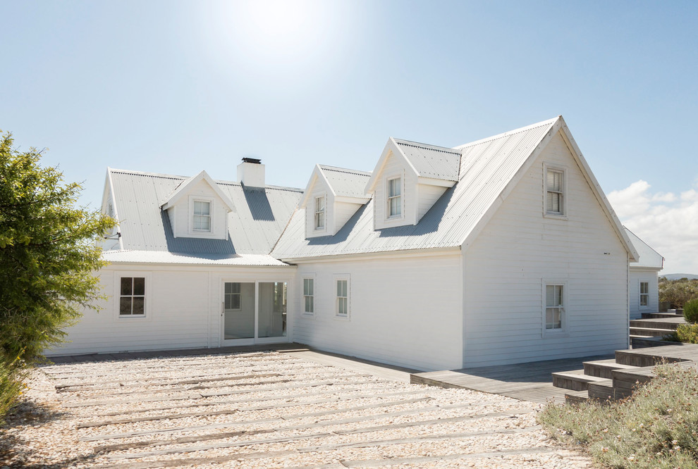 Источник вдохновения для домашнего уюта: двухэтажный, деревянный, белый дом среднего размера в морском стиле с двускатной крышей