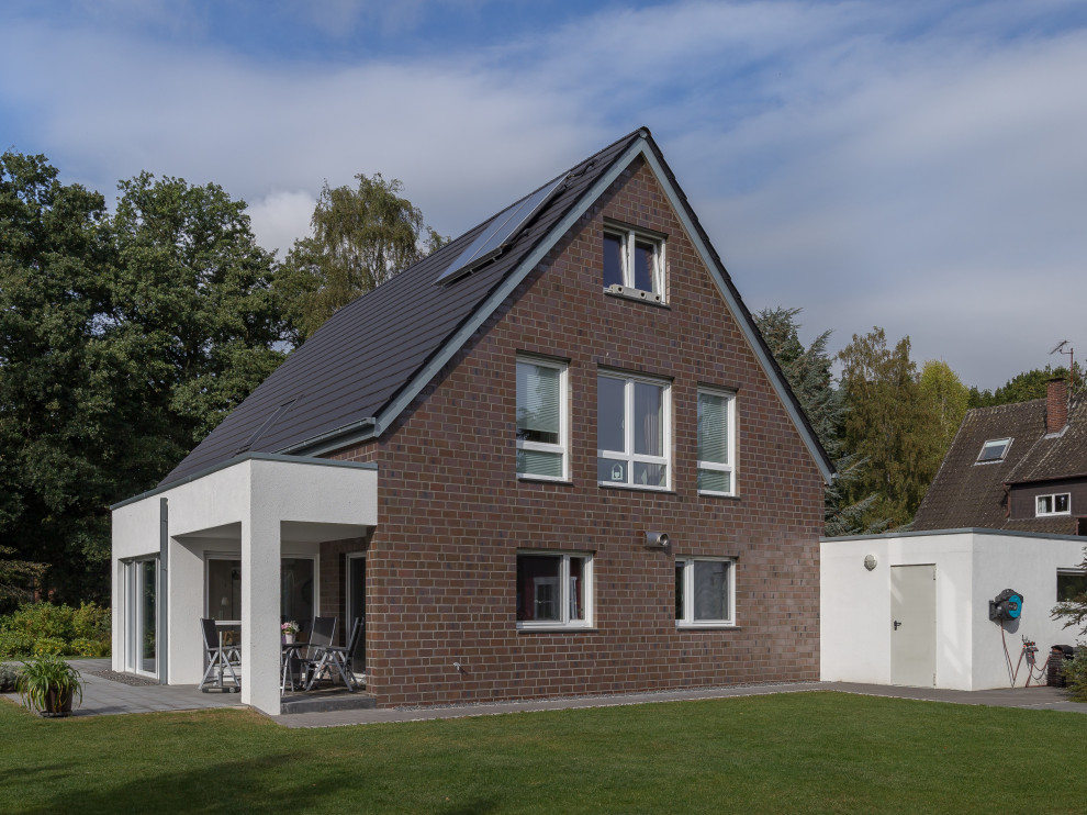 Свежая идея для дизайна: большой, двухэтажный, кирпичный, серый частный загородный дом в классическом стиле с двускатной крышей и черепичной крышей - отличное фото интерьера
