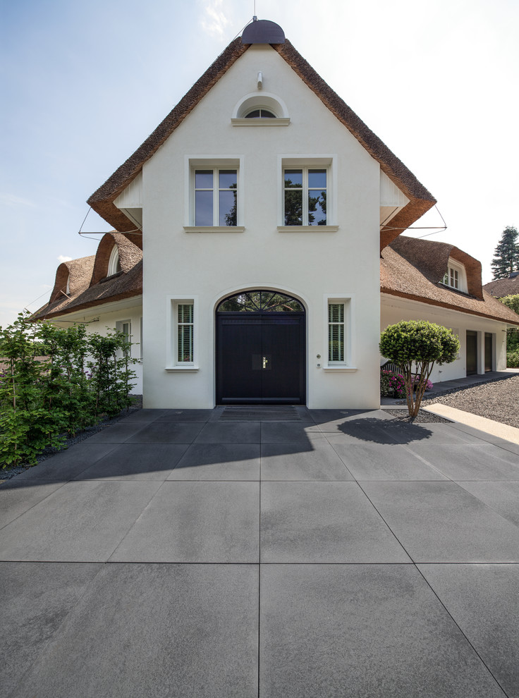 Свежая идея для дизайна: белый, большой, трехэтажный дом в классическом стиле с двускатной крышей - отличное фото интерьера