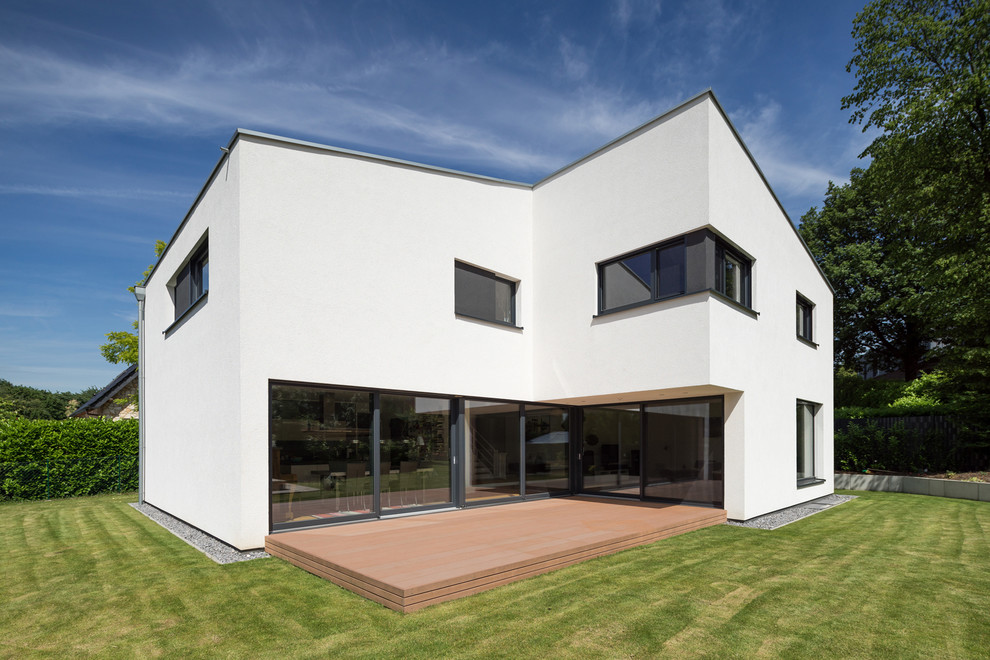 Ispirazione per la facciata di una casa grande bianca moderna a due piani con tetto piano e rivestimento in cemento