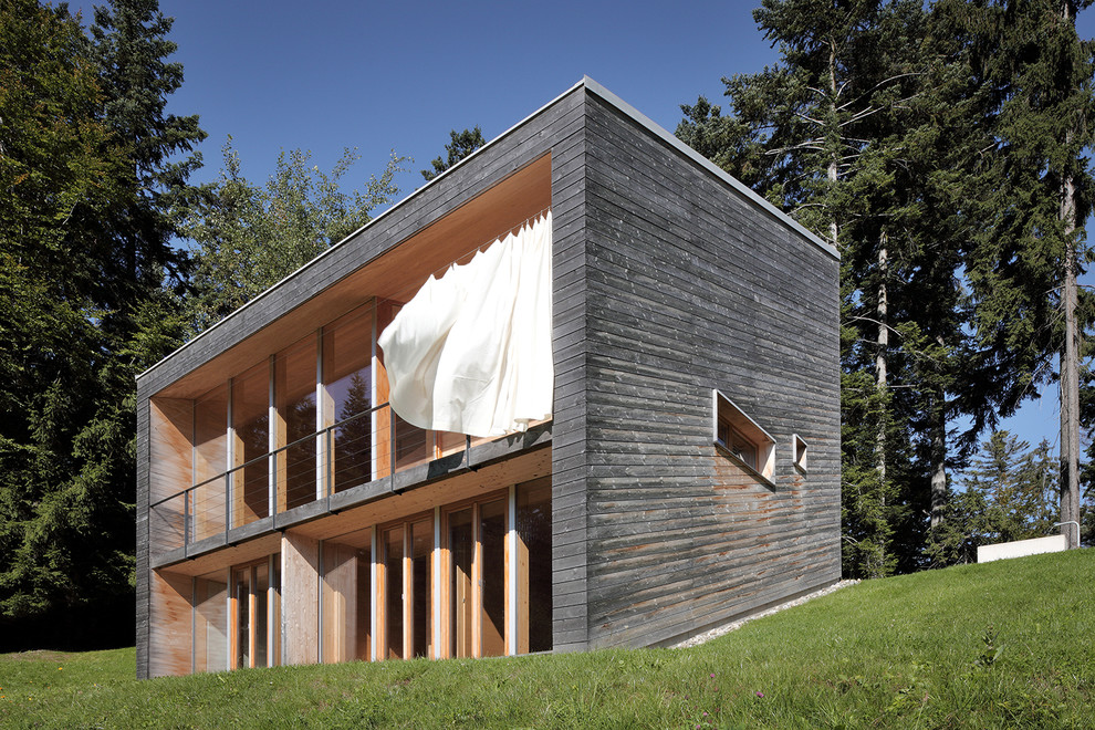 Foto de fachada marrón moderna de dos plantas con revestimiento de madera y tejado de un solo tendido