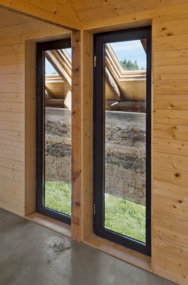 Immagine della villa contemporanea con rivestimento in legno, tetto a capanna e copertura in metallo o lamiera