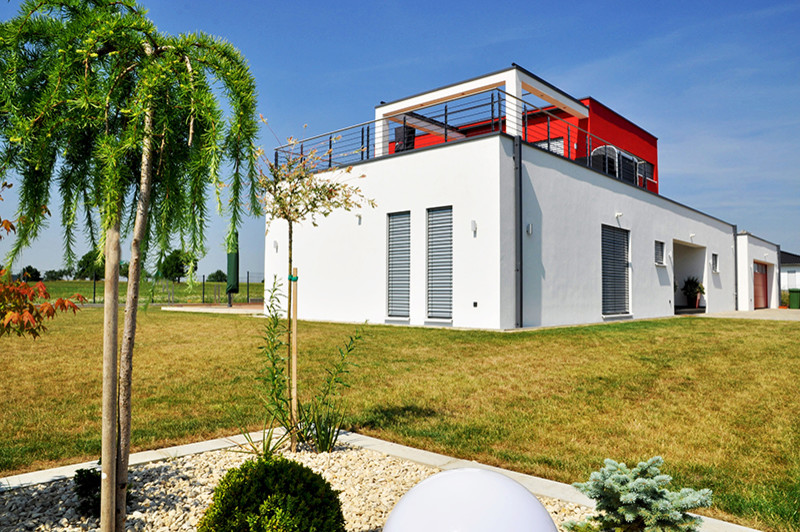 Ejemplo de fachada de casa pareada multicolor moderna de una planta con revestimiento de estuco y tejado plano