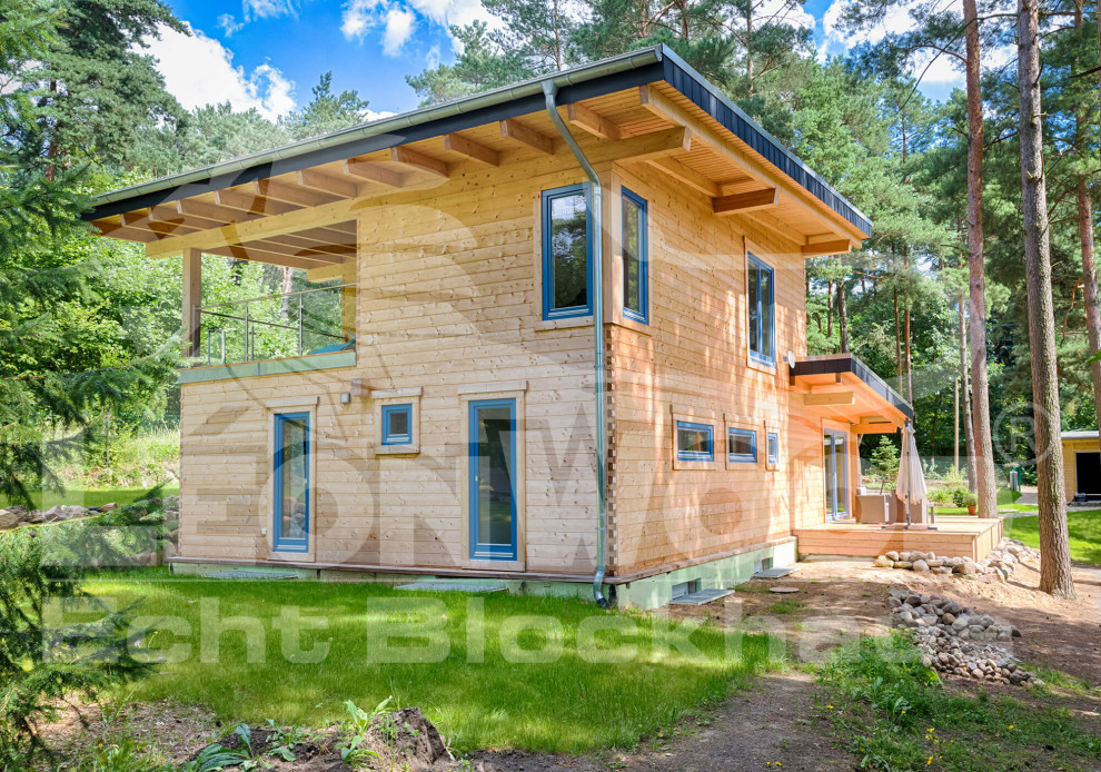 Aménagement d'une façade de maison marron scandinave en bois de taille moyenne et à un étage avec un toit en appentis et un toit végétal.