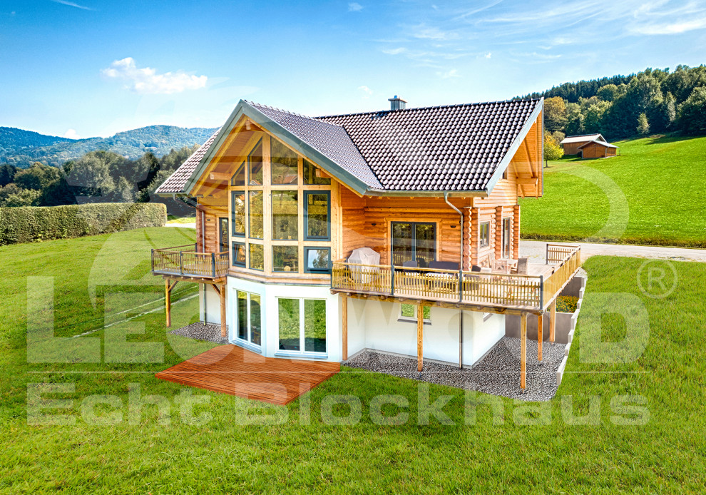На фото: двухэтажный, деревянный, коричневый частный загородный дом среднего размера в стиле кантри с двускатной крышей и черепичной крышей