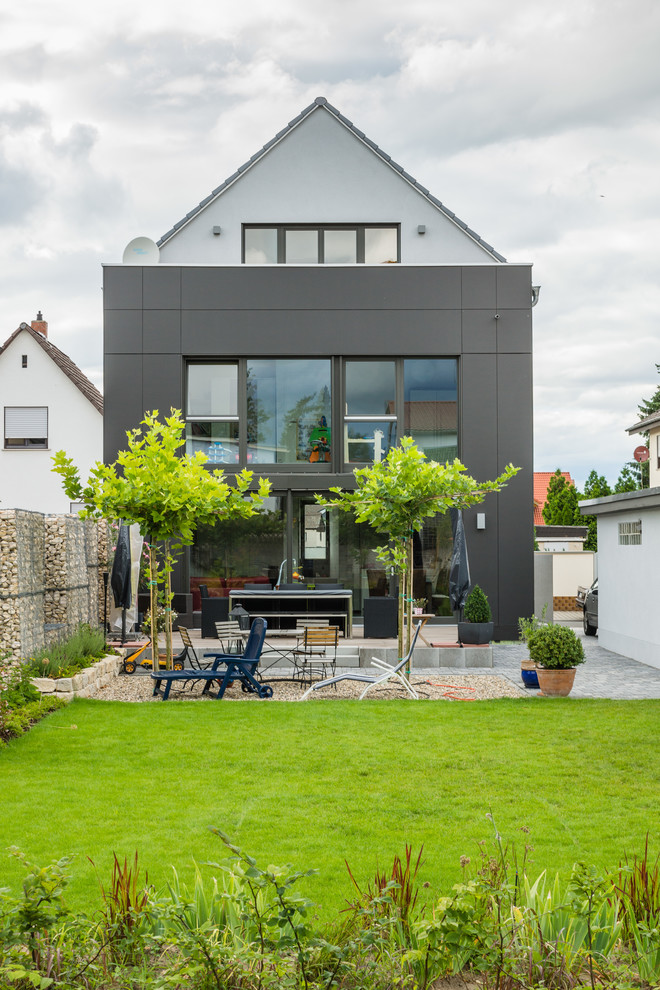 Inspiration för mellanstora moderna grå hus, med tre eller fler plan och stuckatur