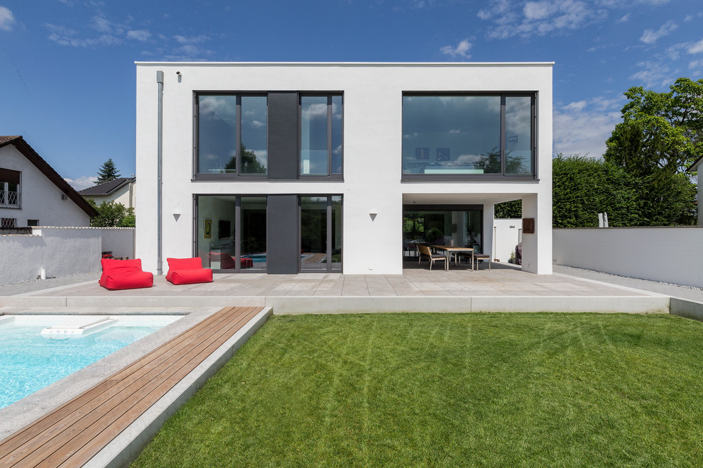 Идея дизайна: большой, двухэтажный, белый дом в современном стиле с облицовкой из бетона и плоской крышей