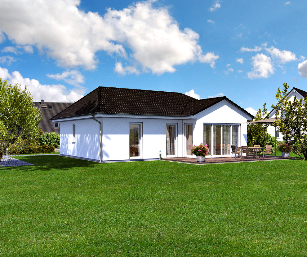 Foto de fachada de casa blanca contemporánea pequeña de una planta con revestimiento de estuco, tejado a cuatro aguas y tejado de teja de barro
