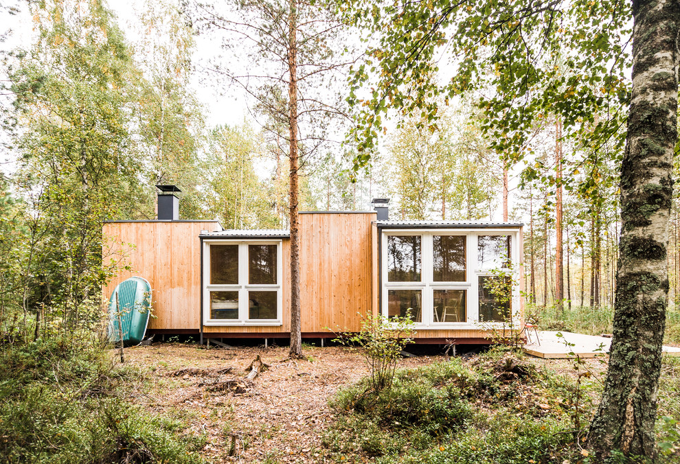 Imagen de fachada escandinava pequeña de una planta con revestimiento de madera, tejado de un solo tendido y tejado de metal