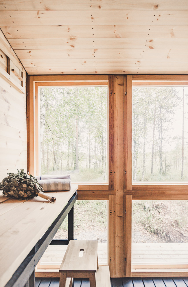 Immagine della casa con tetto a falda unica piccolo scandinavo a un piano con rivestimento in legno e copertura in metallo o lamiera