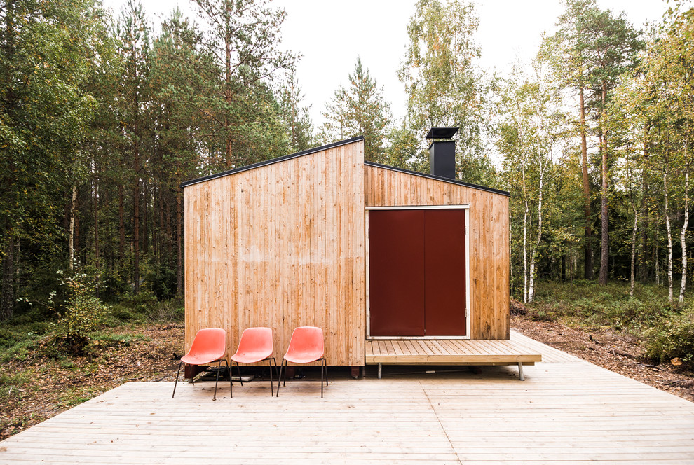 Свежая идея для дизайна: маленький, одноэтажный, деревянный дом в скандинавском стиле с односкатной крышей и металлической крышей для на участке и в саду, охотников - отличное фото интерьера
