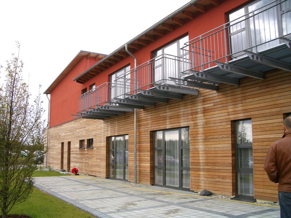 Свежая идея для дизайна: двухэтажный, деревянный, красный дом в стиле модернизм с односкатной крышей - отличное фото интерьера