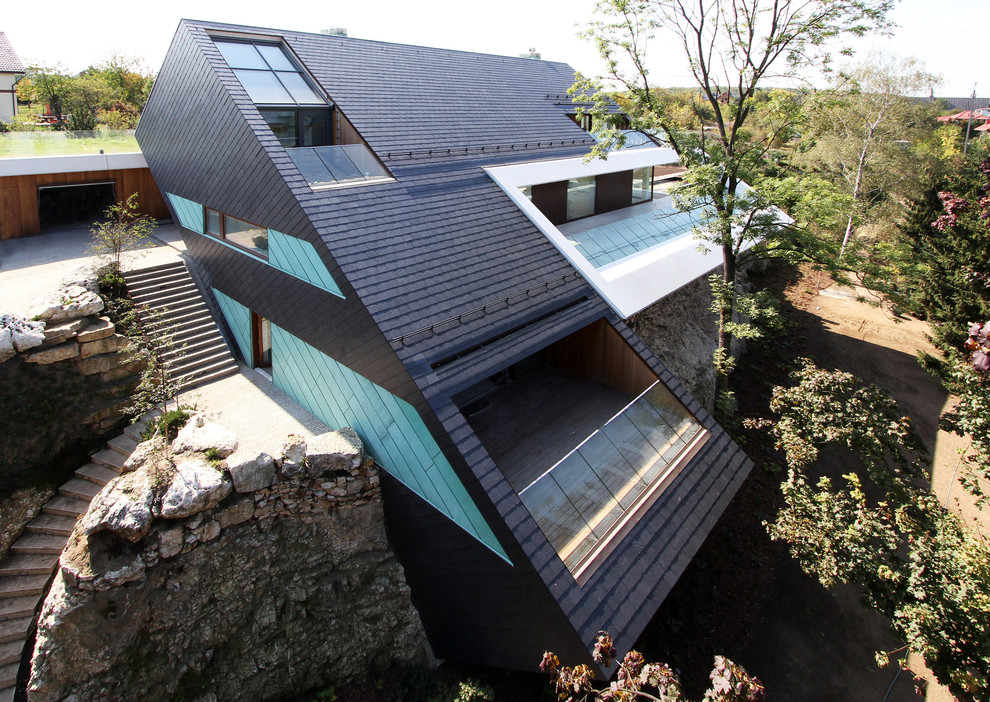 Dreistöckige, Große Moderne Holzfassade Haus mit grauer Fassadenfarbe und Pultdach in Sonstige