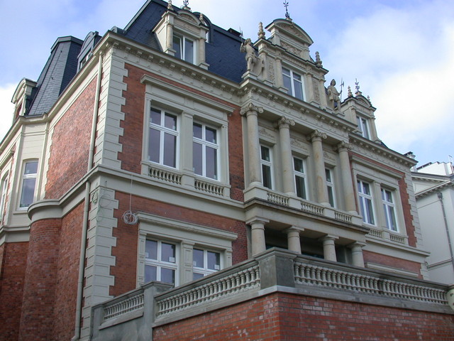 Dachgeschossausbau und Sanierung/Umbau einer Villa an der Hamburger