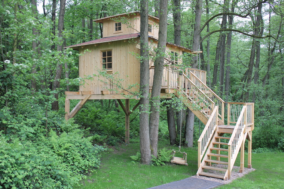 На фото: одноэтажный, деревянный, бежевый, маленький дом в стиле рустика с вальмовой крышей для на участке и в саду