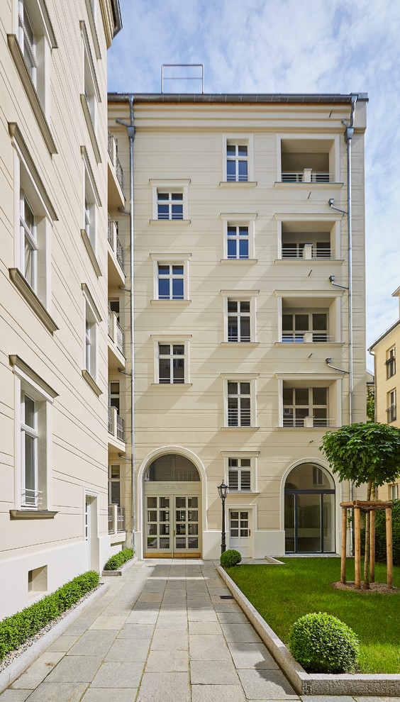 ベルリンにある巨大なトラディショナルスタイルのおしゃれな家の外観 (タウンハウス) の写真