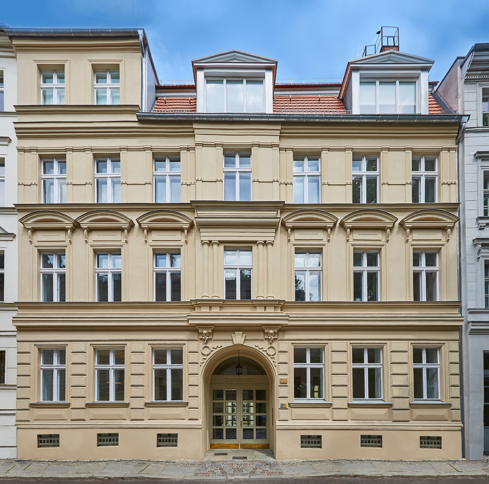 Geräumiges, Dreistöckiges Klassisches Reihenhaus mit beiger Fassadenfarbe, Satteldach und Ziegeldach in Berlin
