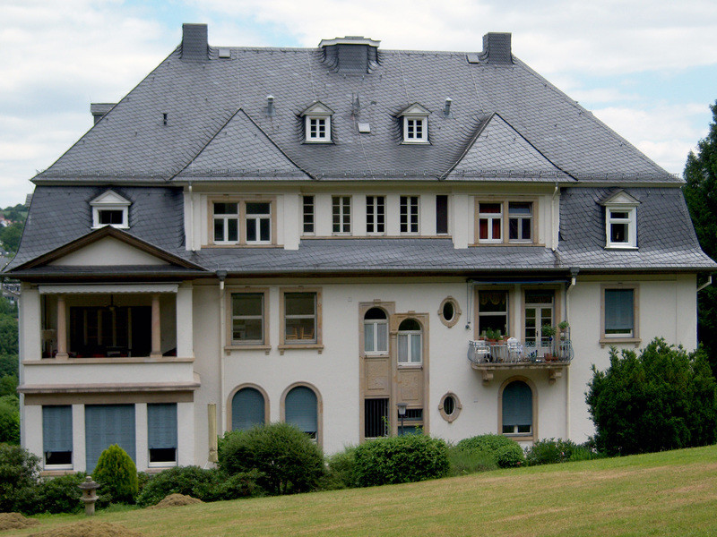 Esempio della facciata di una casa ampia bianca classica a tre piani con rivestimento in stucco e tetto a mansarda