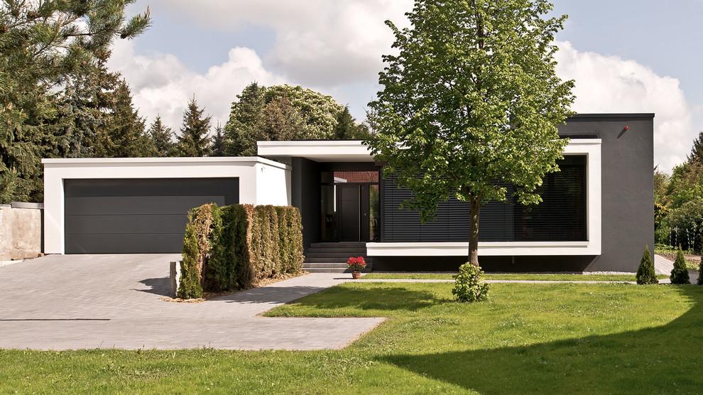 Réalisation d'une façade de maison multicolore minimaliste de plain-pied avec un toit plat.