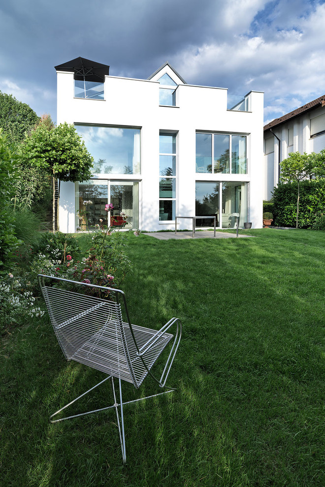 Foto de fachada de casa blanca contemporánea de tamaño medio de dos plantas con revestimiento de estuco