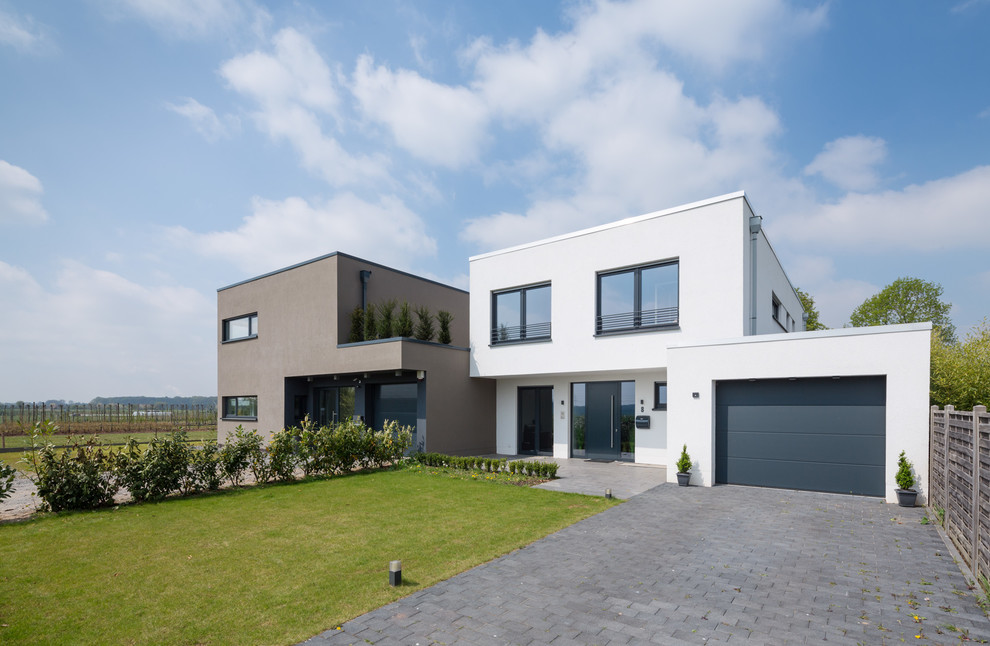 Medium sized and white modern two floor house exterior in Cologne with a flat roof.
