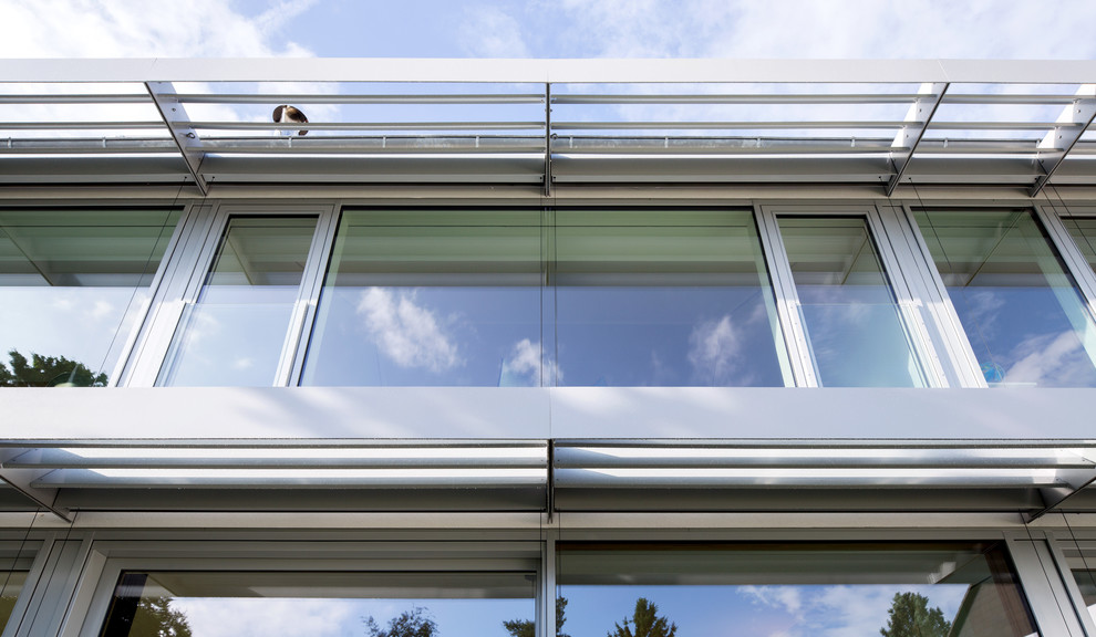 Mittelgroßes, Zweistöckiges Modernes Einfamilienhaus mit Glasfassade, weißer Fassadenfarbe und Satteldach in Nürnberg
