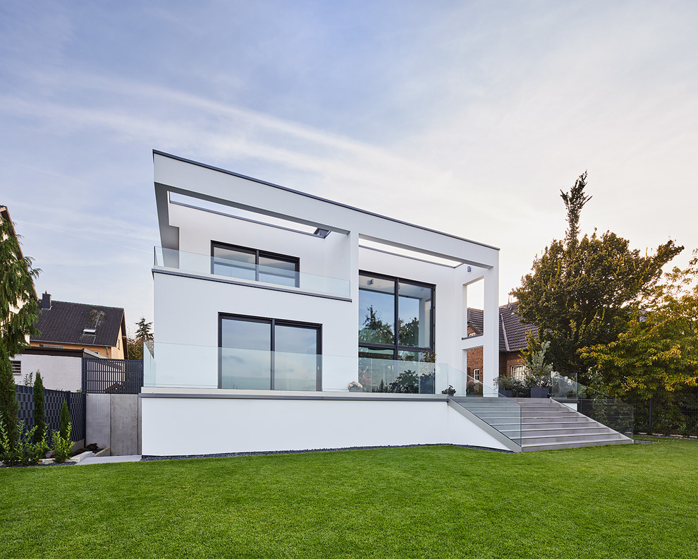 Inspiration for a mid-sized contemporary white two-story stucco exterior home remodel in Dusseldorf