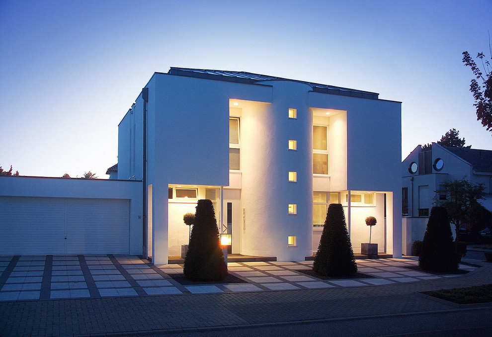 Immagine della villa bianca contemporanea a due piani di medie dimensioni con rivestimento in stucco