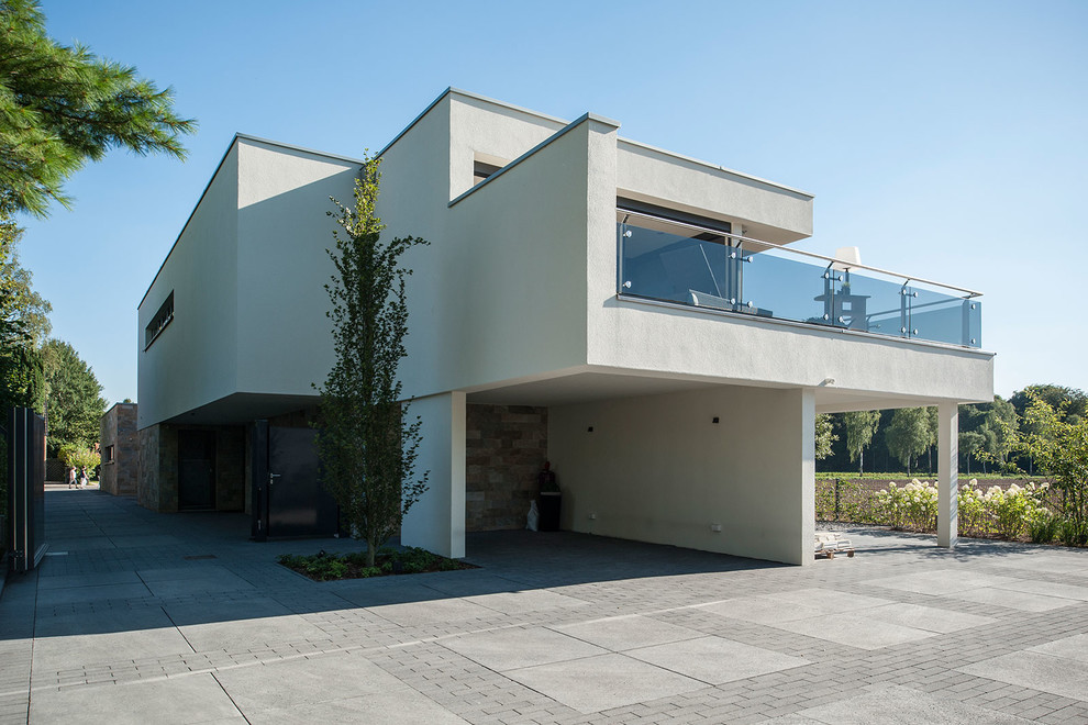 Idee per la villa bianca contemporanea a due piani di medie dimensioni con rivestimento in stucco e tetto piano