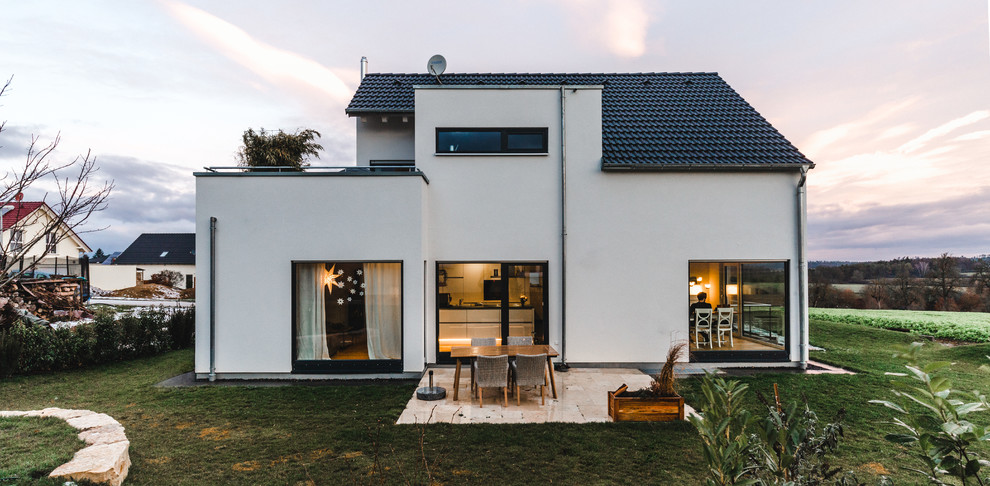 Zweistöckiges Modernes Einfamilienhaus mit weißer Fassadenfarbe in Stuttgart