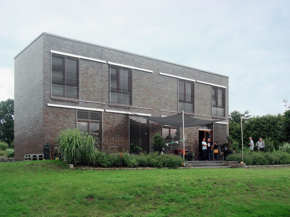 Photo of a contemporary house exterior in Bremen.