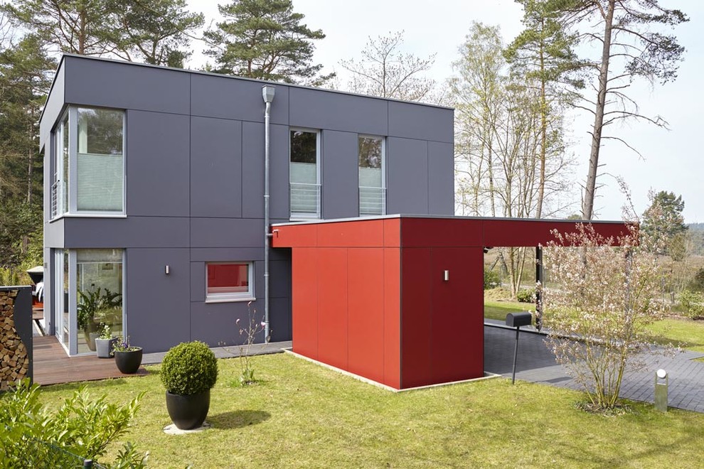 Zweistöckiges Modernes Haus mit grauer Fassadenfarbe und Flachdach in Hamburg