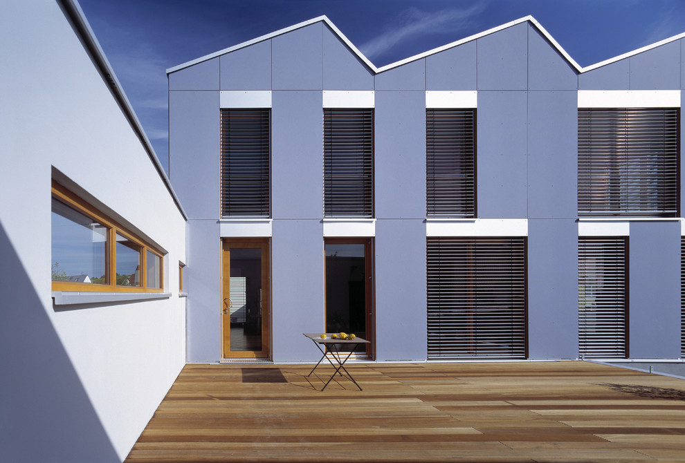 Aménagement d'une façade de maison bleue contemporaine de taille moyenne et à un étage.