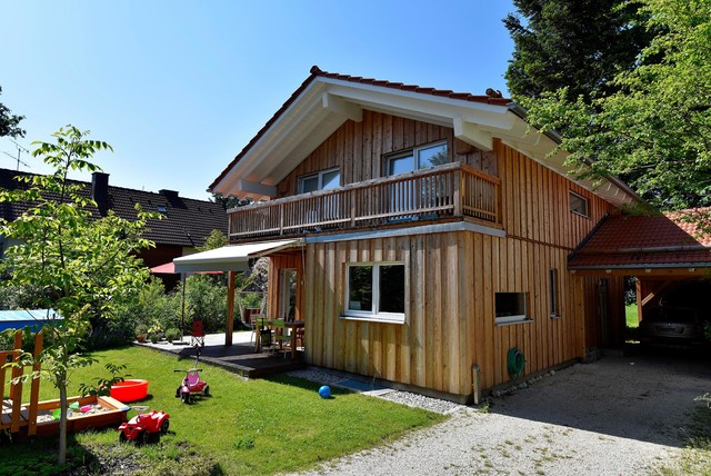 Einfamilienhaus mit Carport - Landhausstil - Häuser - München - von  Miesbacher Holzhaus | Houzz