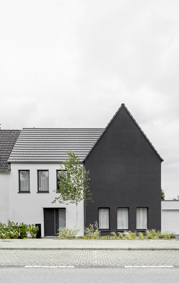 Свежая идея для дизайна: маленький, трехэтажный частный загородный дом в стиле модернизм с облицовкой из цементной штукатурки, двускатной крышей и черепичной крышей для на участке и в саду - отличное фото интерьера