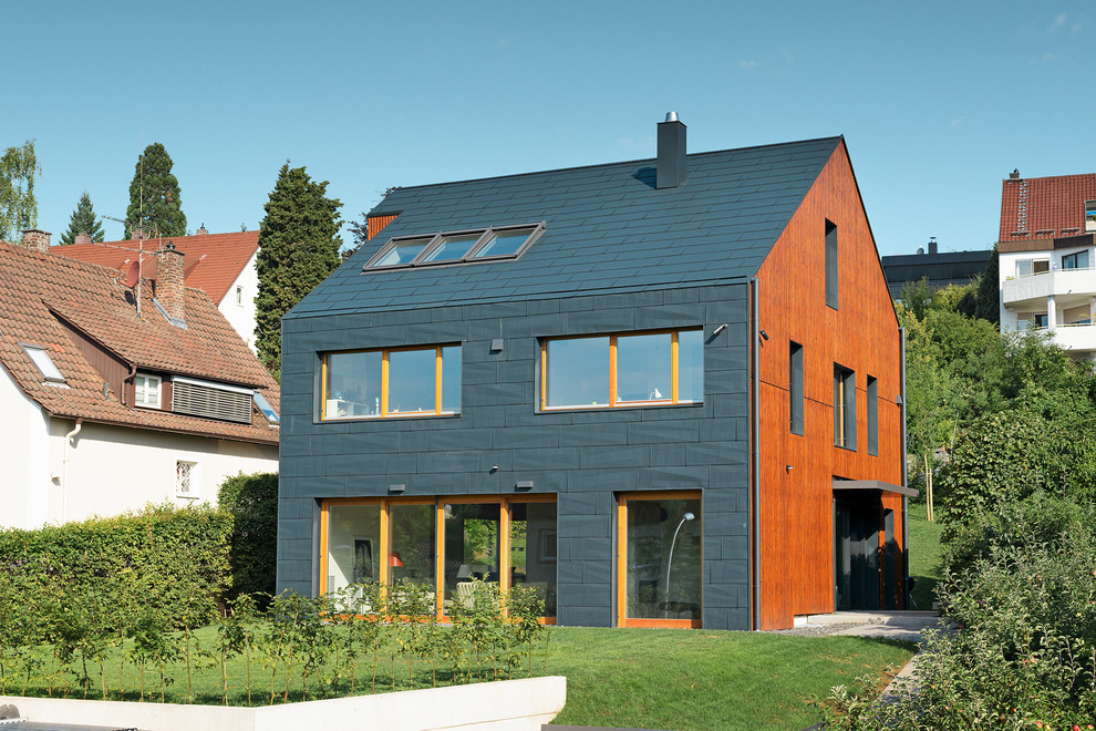 Photo of a black contemporary house exterior in Stuttgart with metal cladding.