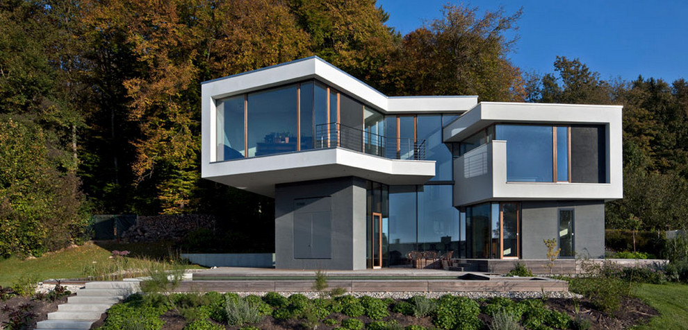 Mittelgroßes Modernes Haus mit grauer Fassadenfarbe, Flachdach und Mix-Fassade in Stuttgart