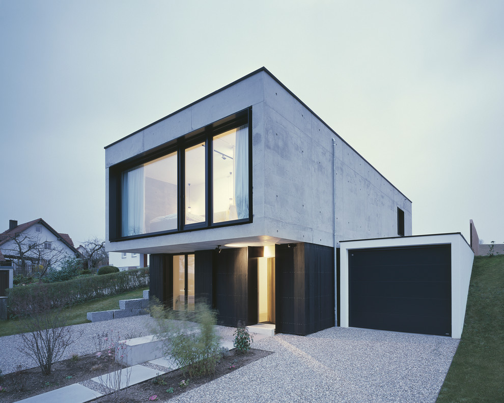 Источник вдохновения для домашнего уюта: двухэтажный, серый дом в стиле модернизм с облицовкой из бетона и плоской крышей