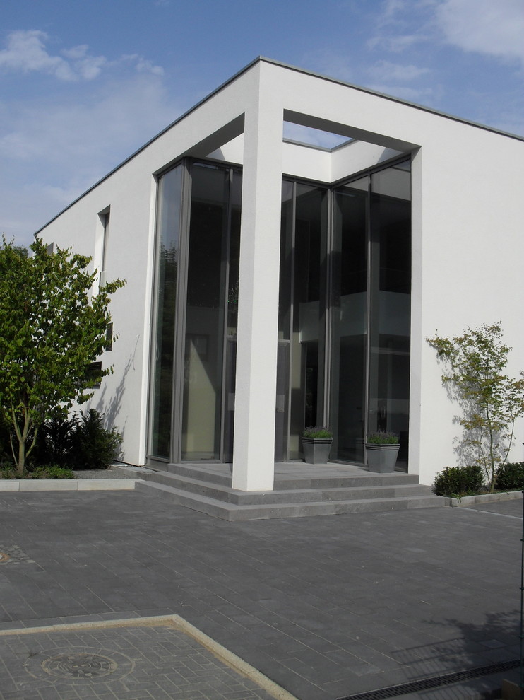 This is an example of a contemporary house exterior in Dortmund.